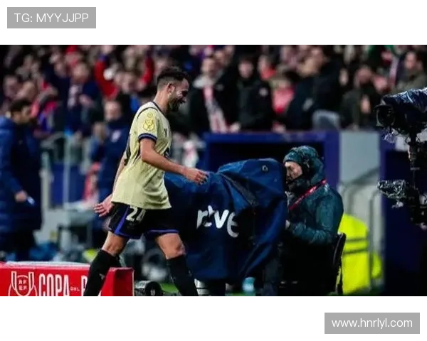 巴萨极端球迷袭击马竞大巴 车窗破裂 巴萨极端球迷袭击马竞大巴 车窗破裂